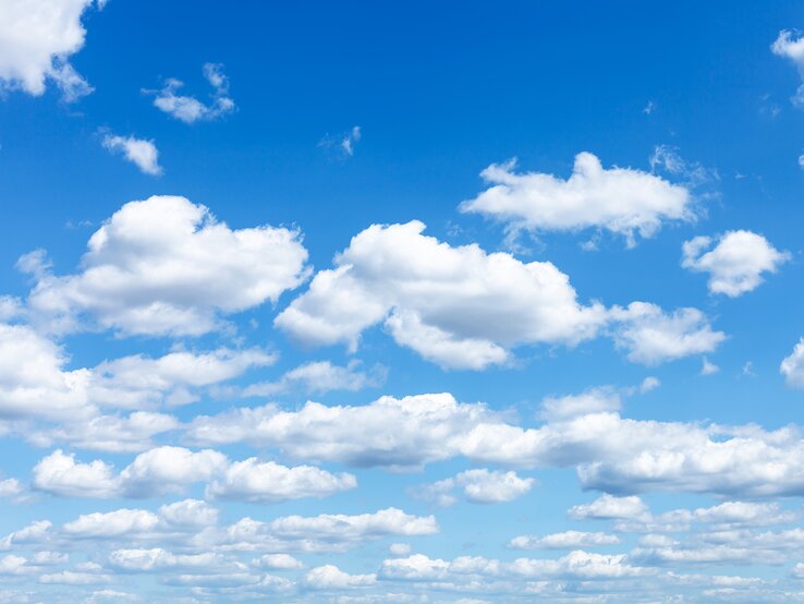 Blauer Himmel mit Wolken | © vvoe – stock.adobe.com
