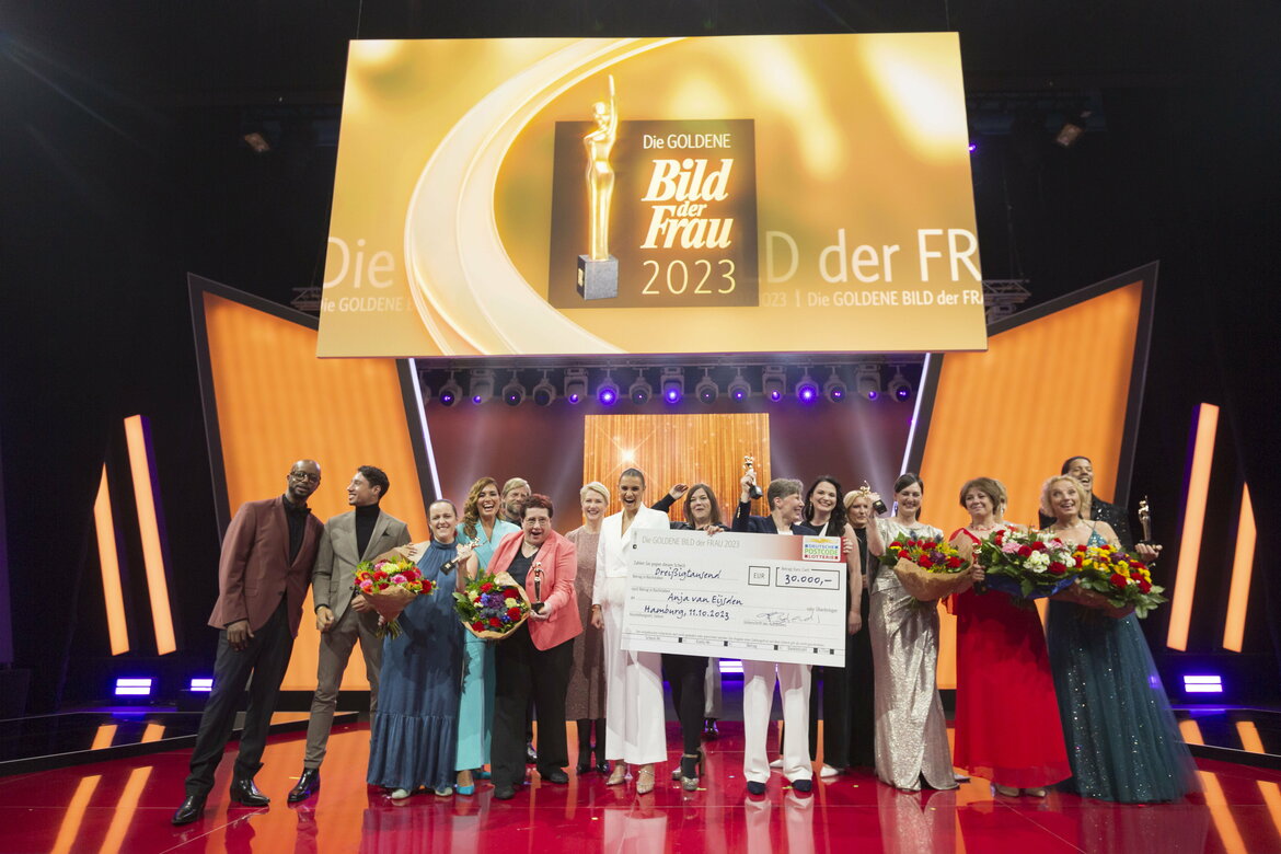 Sechs Preisträgerinnen in Abendgarderobe mit einigen bekannten Promis feiern sich auf der Bühne der GOLDENEN BILD der FRAU-Gala 2023  | © Guido Ohlenbostel