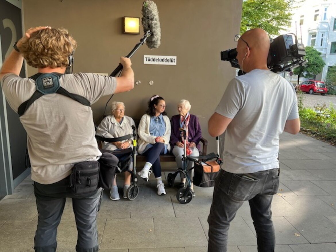 Mitra Kassai bei Seniorinnen.  | © Dirk Schmidt/dsphotos.de