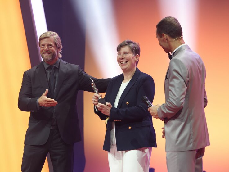 Henning Baum überreicht GOLD-Figurine an Anja van Eijsden. | © BILD der FRAU