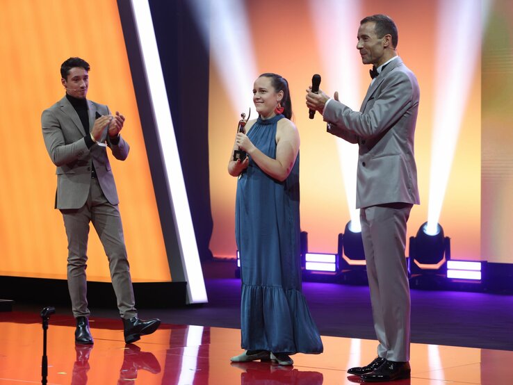 René Casselly überreicht eine GOLD-Figurine an Philippa Mund. | © BILD der FRAU