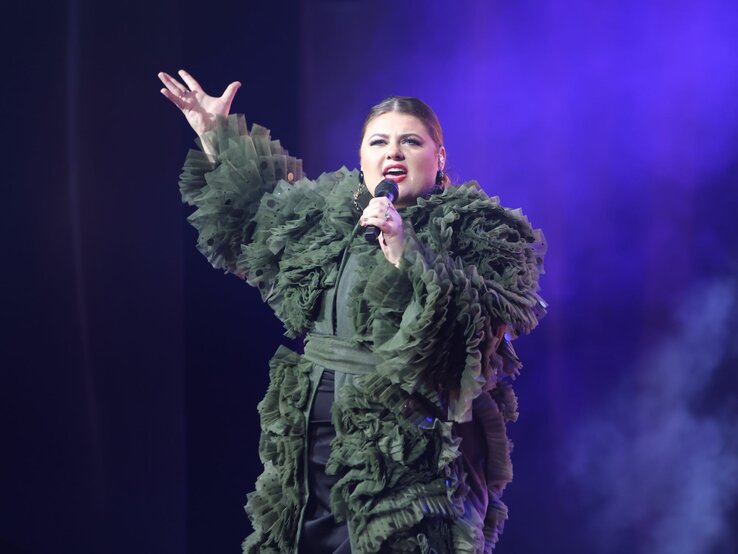 Sängerin Alina singt ihren Song "Selbstgemacht". | © BILD der FRAU