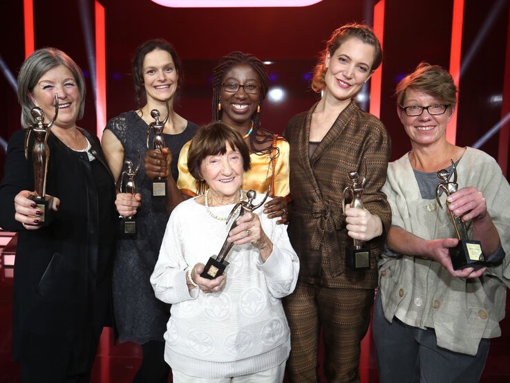 Sechs Preisträgerinnen der GOLDENEN BILD der FRAU-Gala 2016 halten in Abendgarderobe ihren goldenen Preis in die Kamera