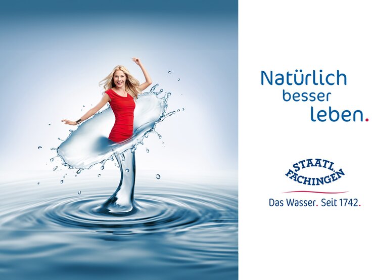 Werbung für Staatl. Fachingen mit einer lächelnden Frau in einem roten Kleid, die aus einer Wassersäule heraustritt.