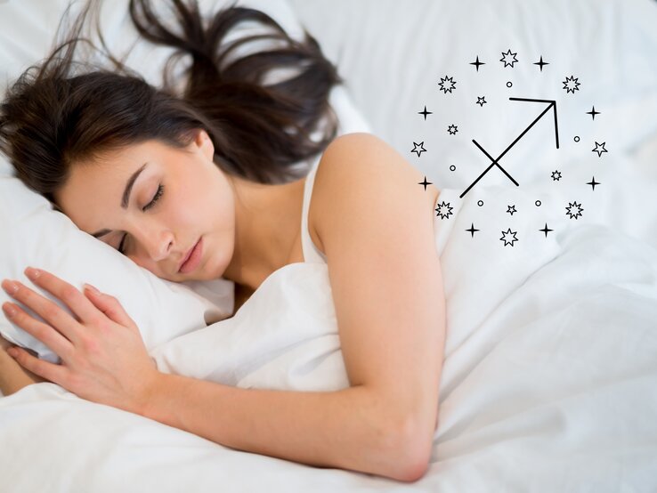 Das Bild zeigt eine junge Frau mit dunklem Haar, die friedlich auf der Seite schläft. Sie liegt in einem weißen Bett und ist in weiße Bettwäsche gehüllt. Rechts neben ihr ist das astrologische Symbol für Schütze (Sagittarius) abgebildet, umgeben von kleinen Sternen. Der Hintergrund ist ebenfalls weiß, was dem Bild eine ruhige und harmonische Atmosphäre verleiht.