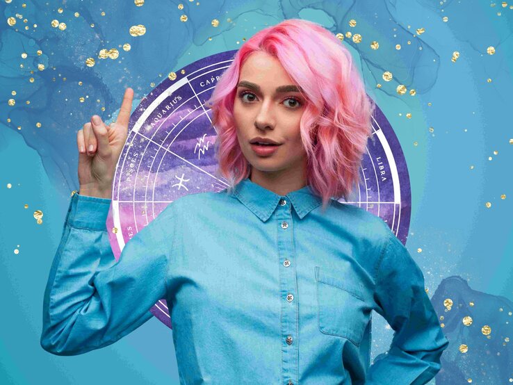 Selbstbewusste Frau mit rosa Haaren und Jeanshemd, umgeben von astrologischen Symbolen und einem blauen Hintergrund mit kosmischem Glüheffekt.