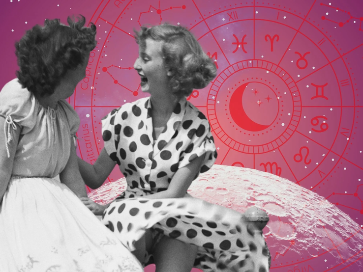 wochenhoroskop-2025.webp Zwei lachende Frauen sitzen nebeneinander vor einem pink-lilafarbenen Hintergrund mit Mond, Sternzeichenkreis und astrologischen Symbolen – sinnbildlich für ein Wochenhoroskop.