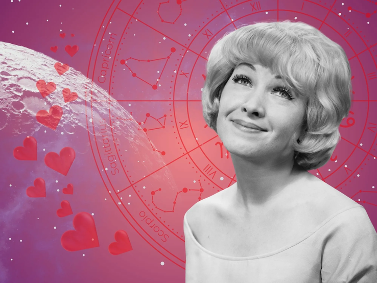 singlehoroskop-2025.webp Lächelnde Frau blickt verträumt nach oben, vor einem pink-lilafarbenen Hintergrund mit Mond, roten Herzen und astrologischem Sternzeichenkreis – Symbolbild für ein Singlehoroskop.