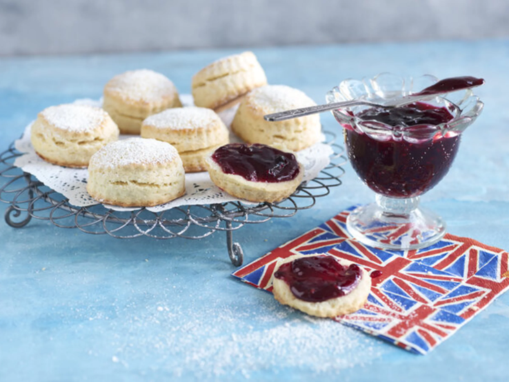 Scones serviert mit Waldfrucht-Konfitüre und einer Serviette mit der britischen Flagge. | © Zentis