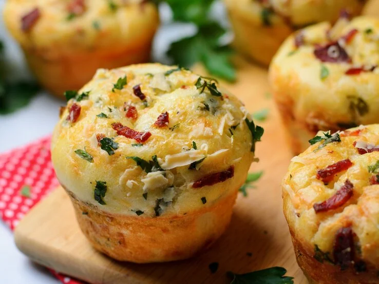 Pizza-Muffins mit Speck und Kräutern. | © Shutterstock/ Julie208 