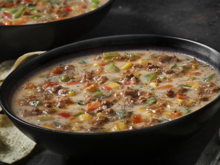 Hackfleisch-Käse-Suppe: Einfacher Genuss mit Tomaten