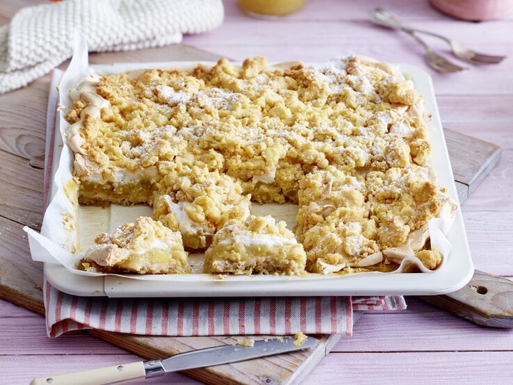 Apfel-Baiser-Kuchen mit Streusel auf Blech