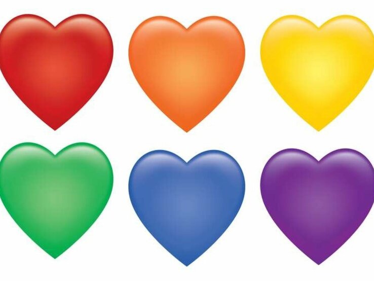 Sechs bunte Herzen in den Farben Rot, Orange, Gelb, Grün, Blau und Lila vor weißem Hintergrund.