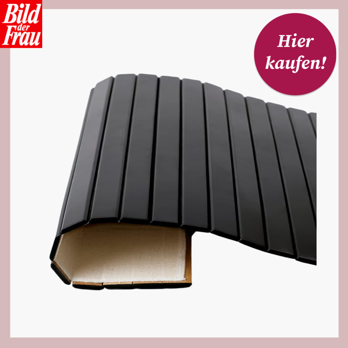 Schwarze, faltbare Schutzmatte aus Kunststoff mit gerillter Oberfläche liegt aufgerollt auf hellem Untergrund. | © Ikea 