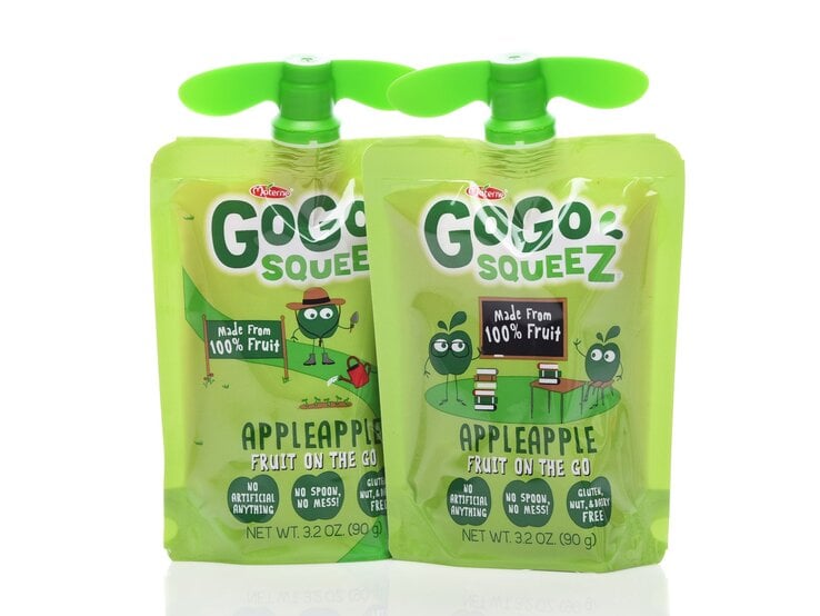 Zwei grüne Quetschbeutel „GoGo Squeez Appleapple“ mit Propellerdeckel, beschriftet mit „100 % Frucht“ und ohne künstliche Zusätze. | © Adobe Stock/Steve Cukrov