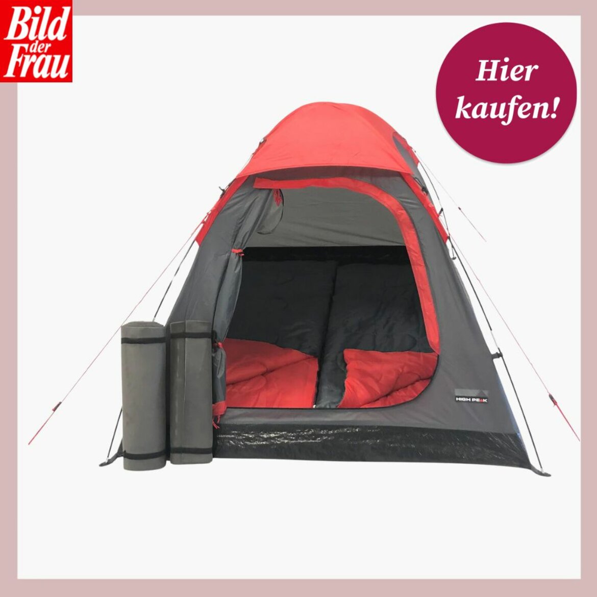 Graues Campingzelt mit rotem Dach, geöffneter Eingang zeigt zwei Schlafmatten und einen roten Schlafsack. | © Lidl