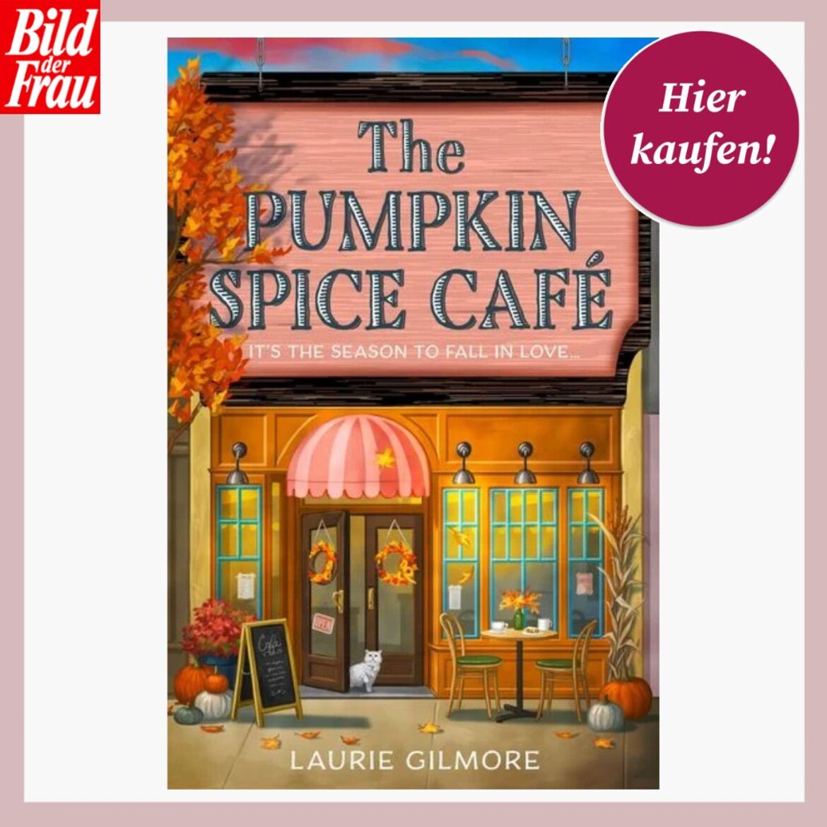 Das Cover eines Buches zeigt ein kleines Café mit Herbstkranz an der Tür, draußen Kürbisse, ein weißer Kater sitzt im Eingangsbereich. | © Thalia