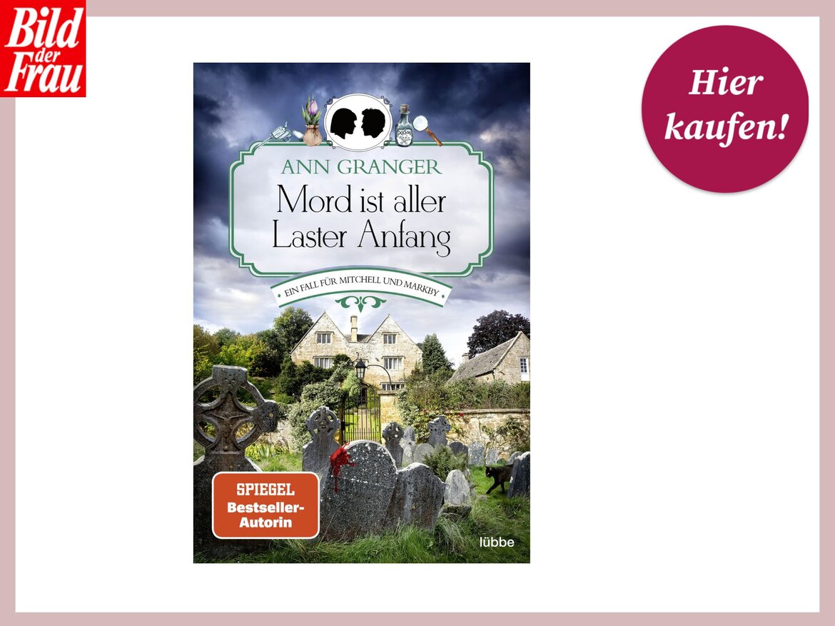 Buchcover von "Mord ist aller Laster Anfang" mit einem alten englischen Herrenhaus und Grabsteinen im Vordergrund, dunkle Wolken am Himmel. | © Thalia