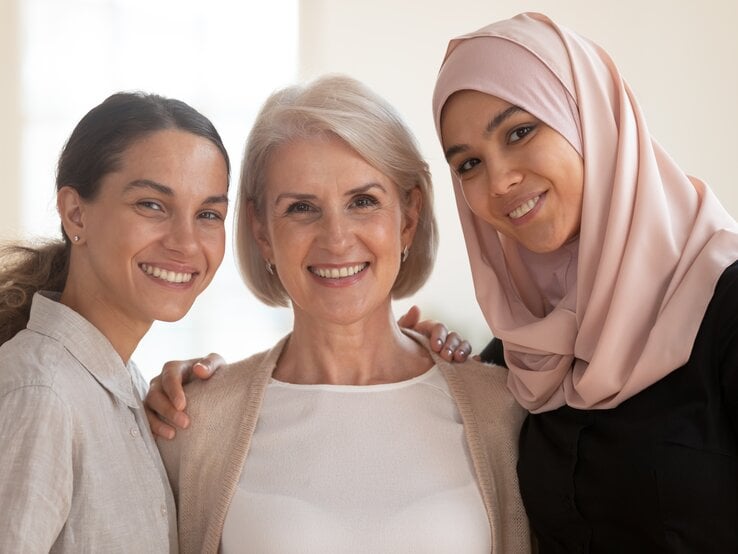 Zu sehen sind drei starke Frauen, die unterschiedlich alt sind