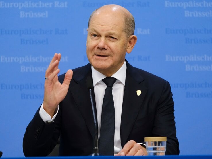 Zu sehen ist der Bundeskanzler Olaf Scholz bei einer Pressekonferenz