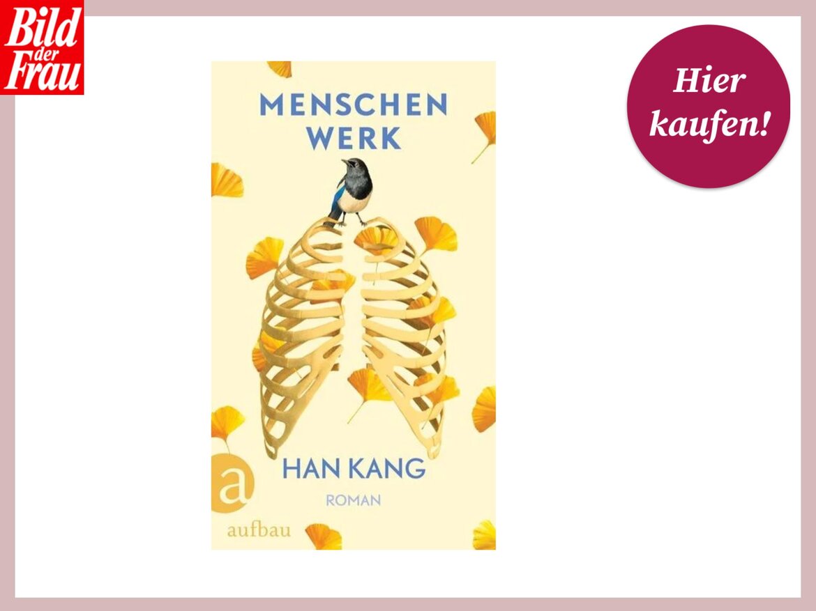 Buchcover von "Menschenwerk" von Han Kang mit einem Skelett-Rippenbogen, auf dem ein Vogel sitzt, umgeben von gelben Blättern. | © Thalia