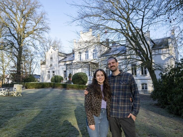 Claudia und Vincent stehen im Garten vor ihrem Schloss Kaeselow