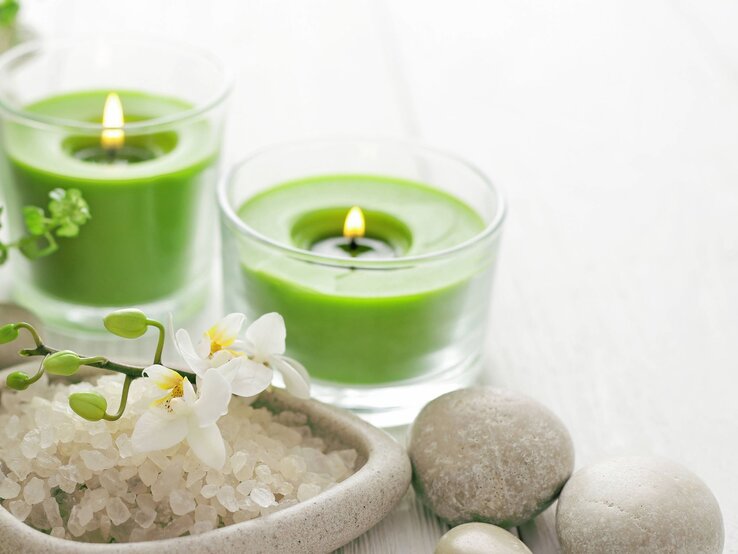duftkerze grüne kerzen im glas steine badesalz blume