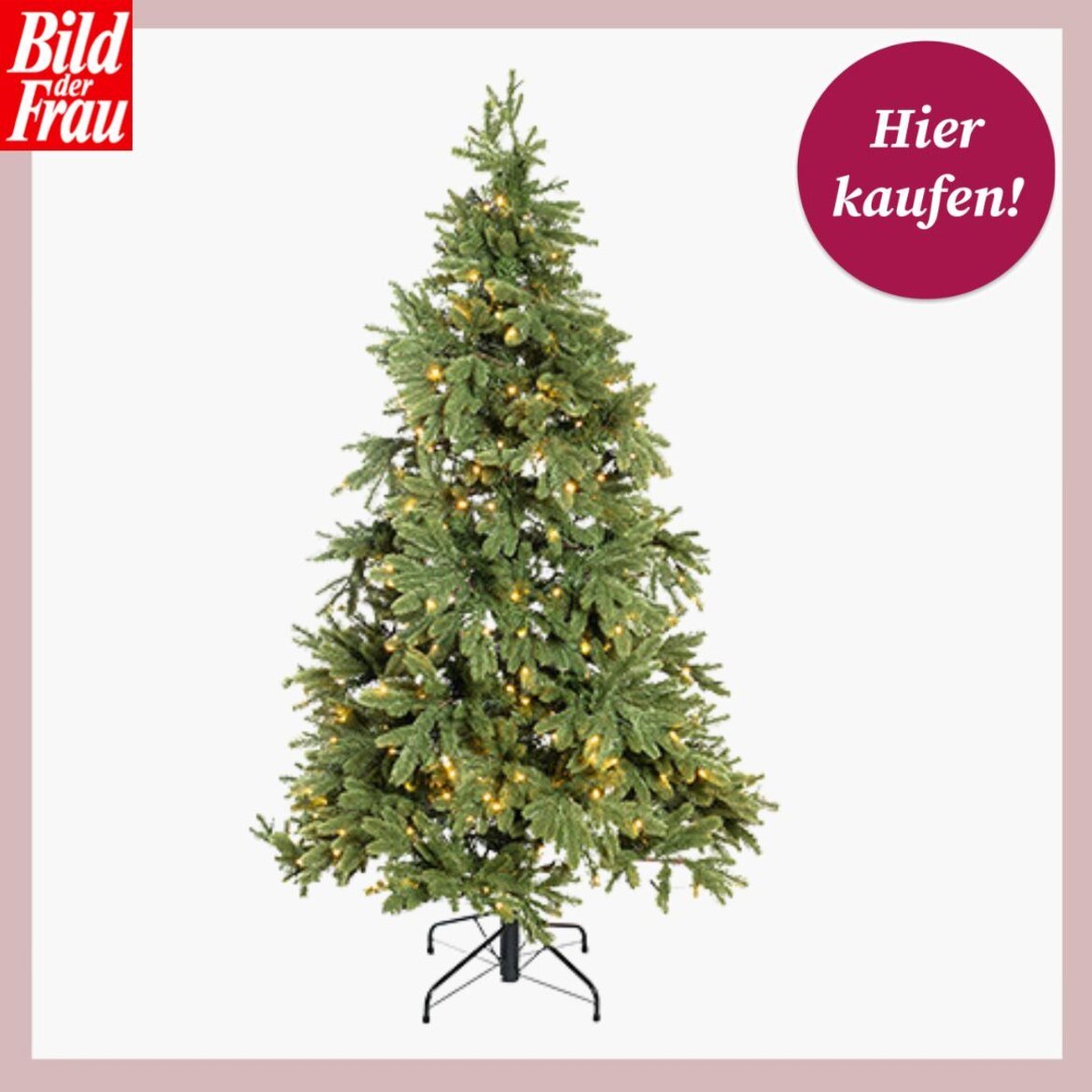 Künstlicher Weihnachtsbaum mit grünen Zweigen und integrierter warmweißer LED-Beleuchtung auf schwarzem Metallständer. | © Tchibo