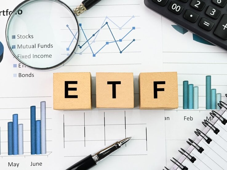 Zu sehen sind Blocklettern, die das Wort ETF ergeben