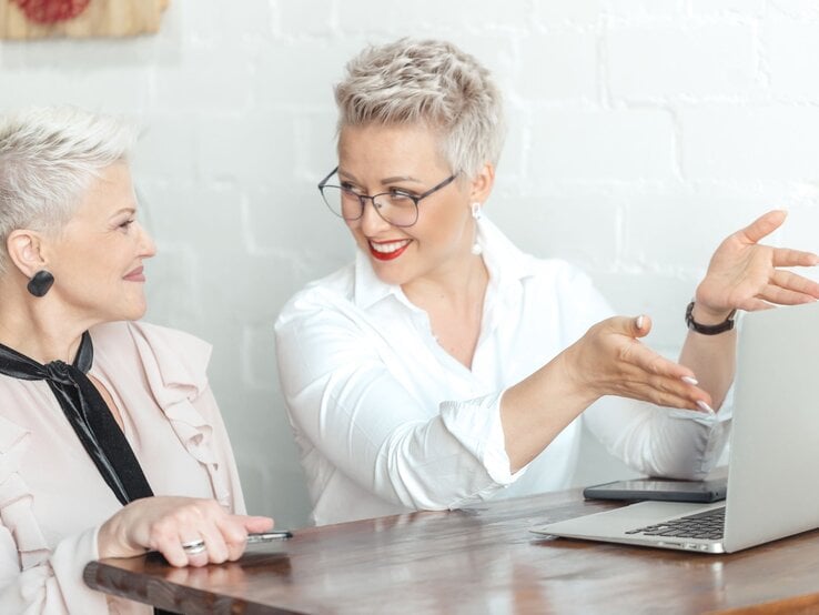 Zu sehen sind zwei sich unterhaltenden Businessfrauen