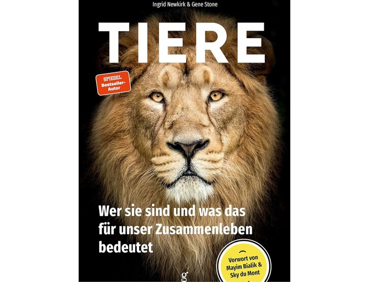  Cover eines Buches mit dem Titel „TIERE“, verfasst von Ingrid Newkirk und Gene Stone. Im Zentrum des Covers ist das Gesicht eines Löwen zu sehen, der direkt in die Kamera blickt. | © PETA