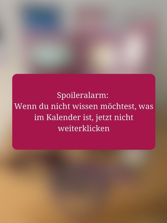 Unscharfer Hintergrund mit prominenter bordeauxroter Warnbox, die einen Spoileralarm für den Adventskalender ankündigt. | © BILD der FRAU