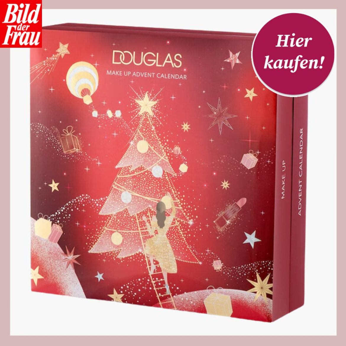 Roter Douglas Make-up Adventskalender mit festlich geschmücktem Baum und einer Frau auf einer Leiter, „Hier kaufen“-Button. | © Douglas