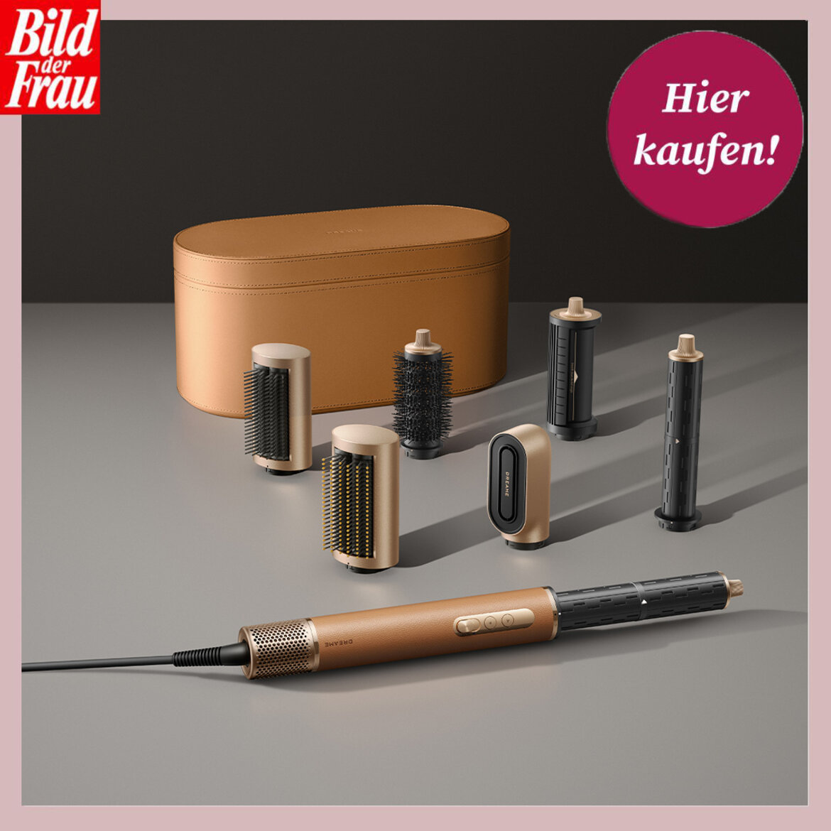 Haarstyling-Set mit goldenen Details, mehreren Bürstenaufsätzen und stilvoller, ockerfarbener Aufbewahrungstasche vor dunklem Hintergrund. | © Dreame