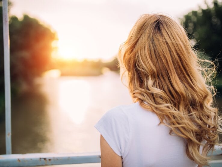 Frau mit lockigen Haaren