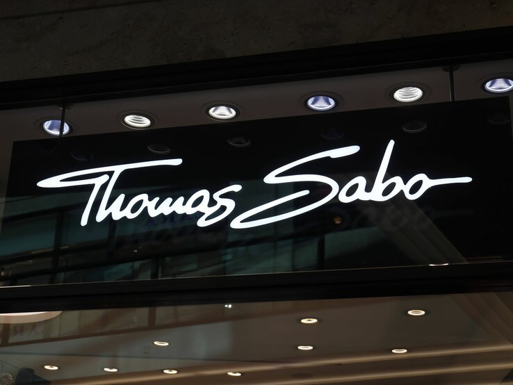 Zu sehen ist ein leuchtendes Schild, auf dem "Thomas Sabo" zu lesen ist.