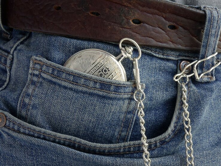 Taschenuhr in der kleinen fünften Jeanstasche | © IMAGO / Steinach