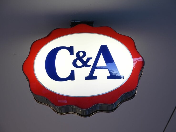 Leuchtendes C&A-Logo in blauer Schrift mit rotem Rand auf weißem Hintergrund.