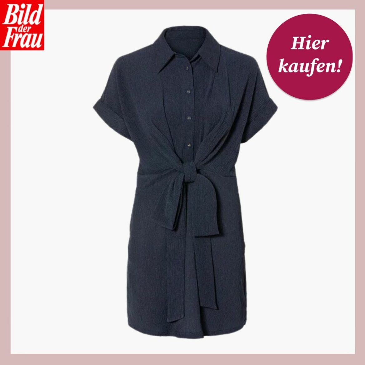 Elegantes dunkelblaues Kleid mit Knopfleiste und Schleife, beworben bei Bild der Frau | © Lidl