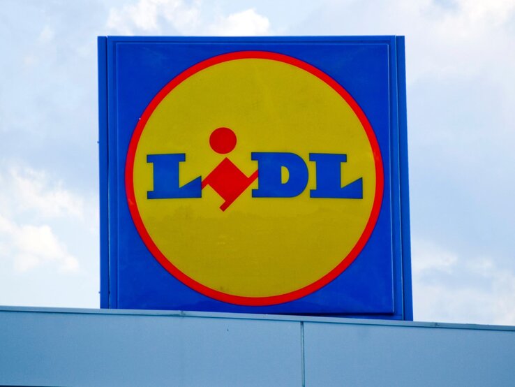 Lidl-Logo auf einem großen Schild vor blauem Himmel