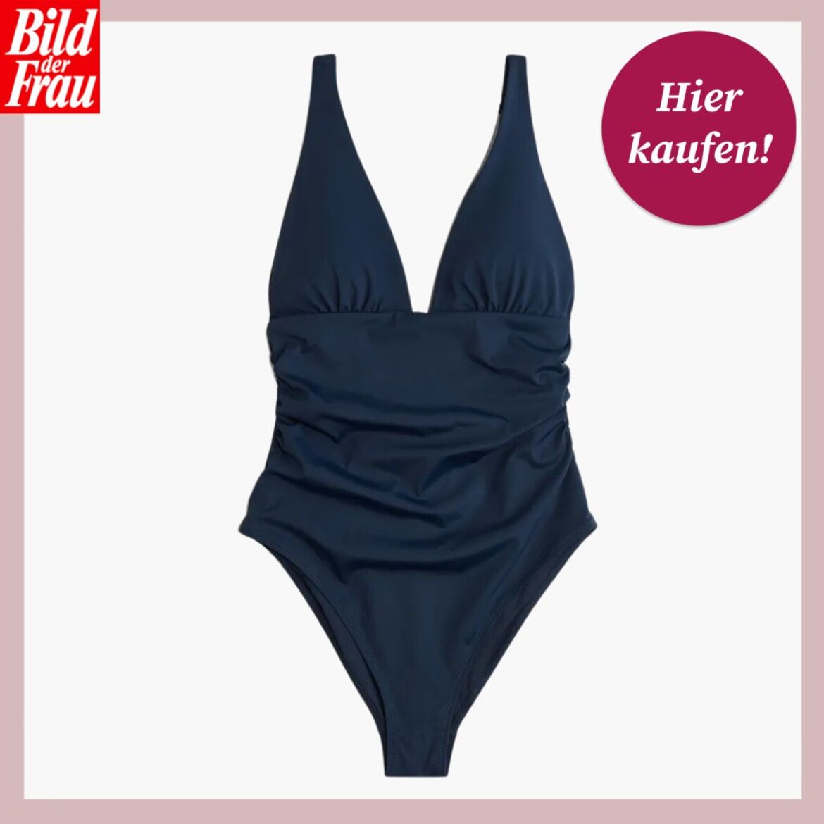 Dunkelblauer Badeanzug mit tiefem V-Ausschnitt und Raffungen in der Taille vor weißem Hintergrund. | © H&M