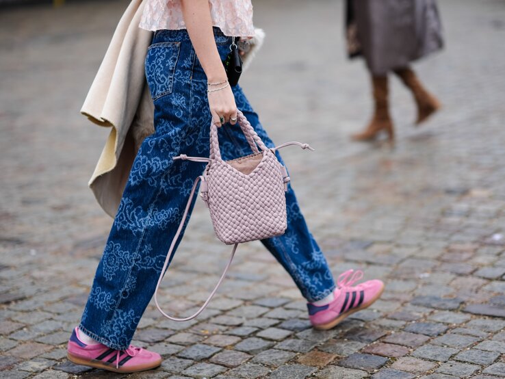 Streetstylefoto von einem Outfit mit Sneakern in knalligem Pink.