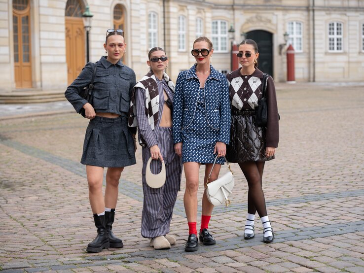 Streetstyle-Outfit aus Kleid, roten Socken und Loafern.