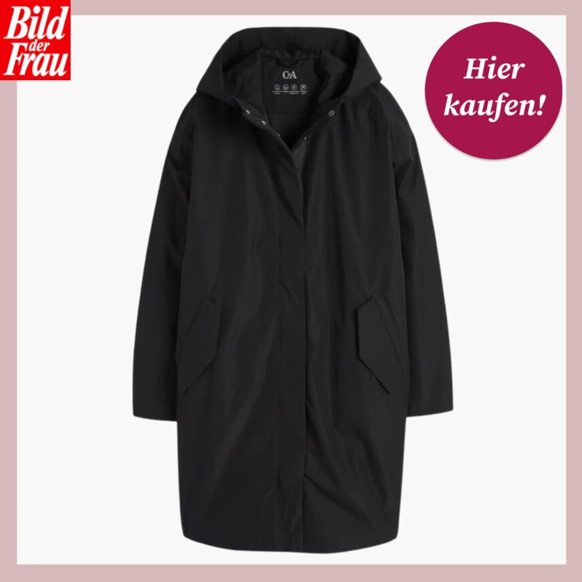 Minimalistische, schwarze Regenjacke für Damen, hüftlang mit Kapuze und Seitentaschen, vor einem schlichten Hintergrund abgebildet. | © C&A