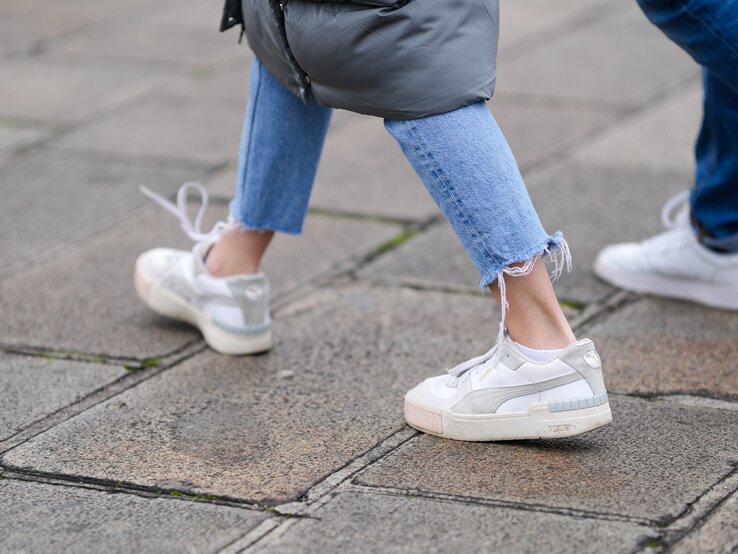 Streetstylebild von Sneakers in Weiß