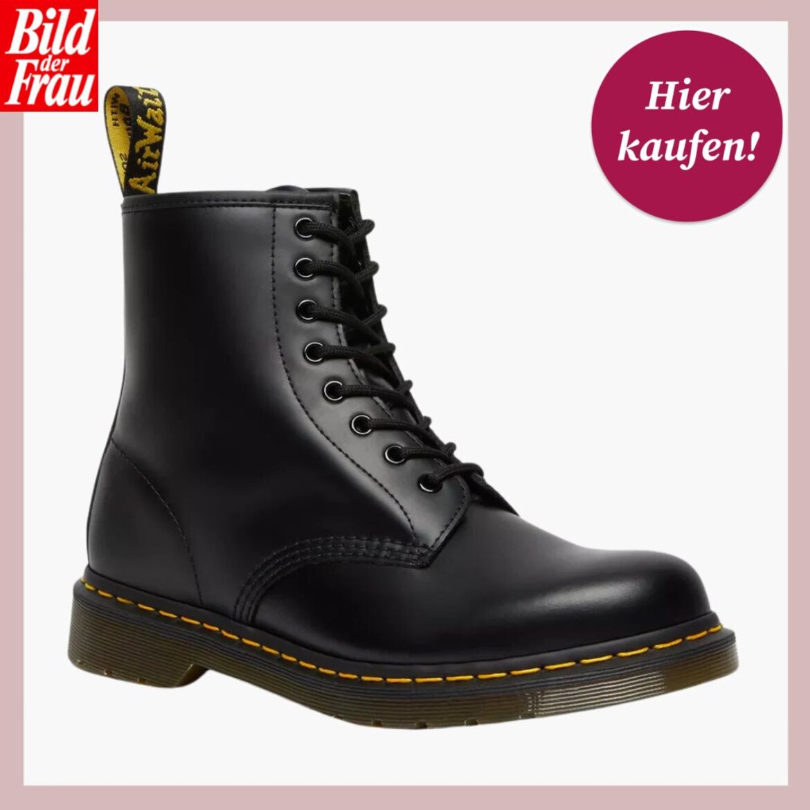 Klassischer schwarzer Schnürboot mit markanter gelber Naht und Zuglasche, auf hellem Hintergrund präsentiert. | © Dr. Martens