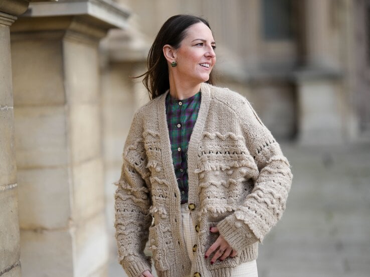 Streetstylefoto von Frau mit beigem, groben Strickcardigan.