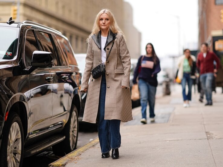 Streetstylebild mit schwarzen Stiefeln und blauer Jeans.