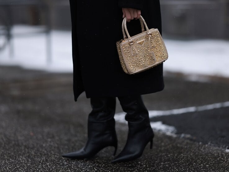 Streetstylebild mit Glitzertasche in Gold