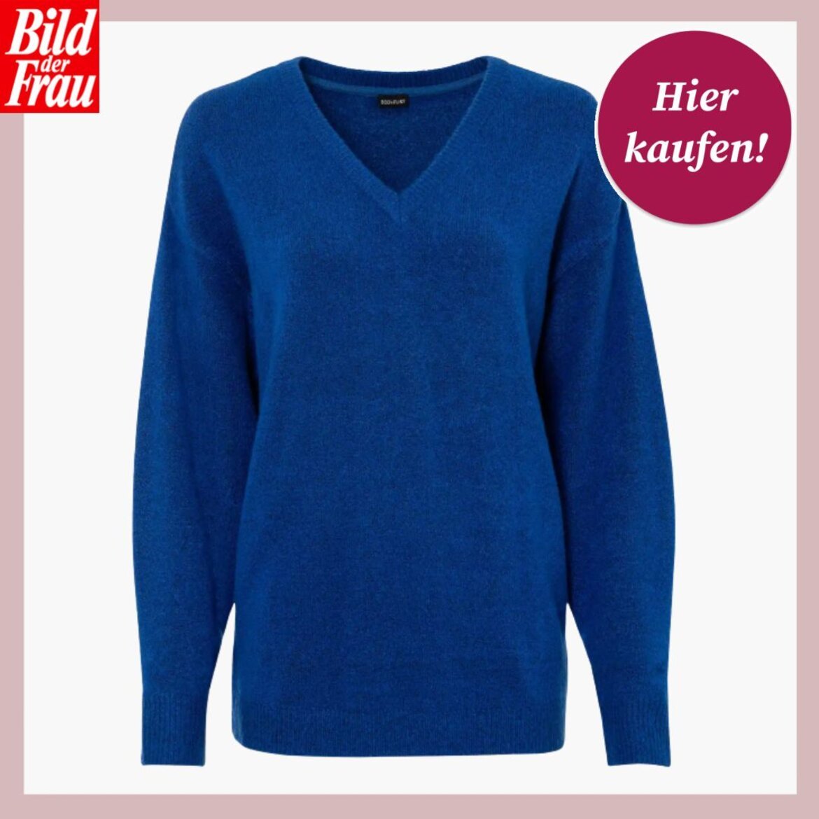 Schlichter, leuchtend blauer Pullover mit V-Ausschnitt und langen Ärmeln vor weißem Hintergrund, beworben mit "Hier kaufen!". | © Bonprix